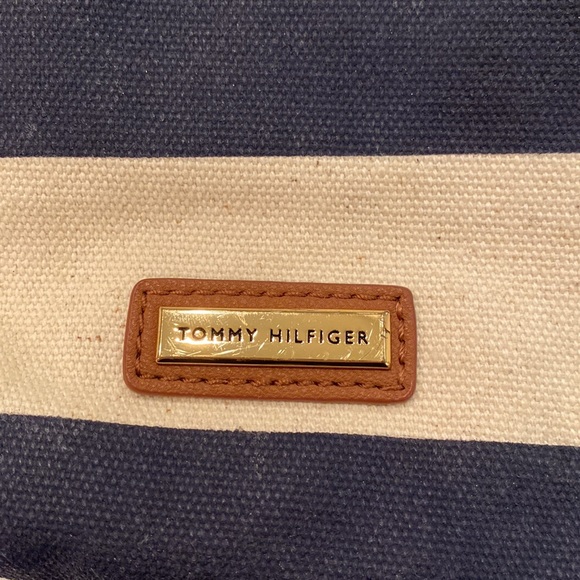 Tommy Hilfiger Crossbody - Picture 3 of 4